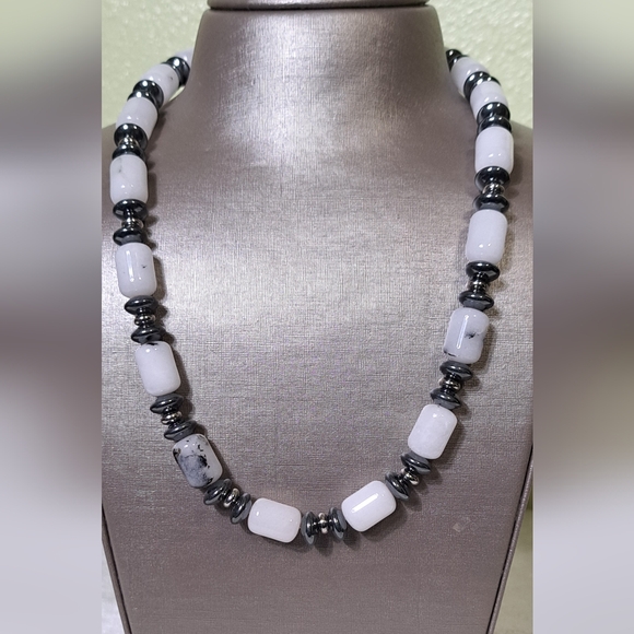 Lola Rose Malani Beaded Adjustable Necklace NWT - Picture 2 of 10